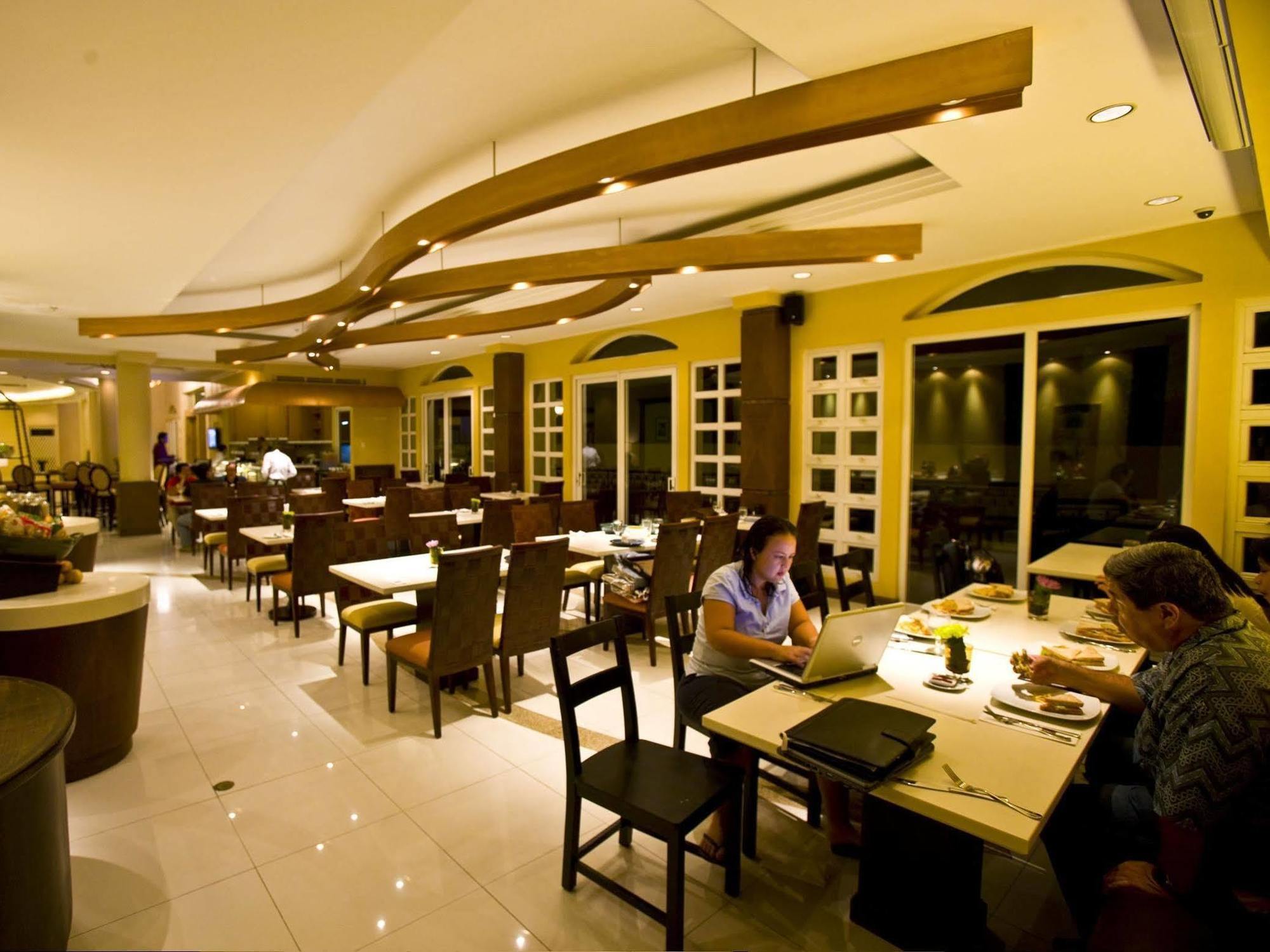 Hotel Venezia Legazpi Luaran gambar