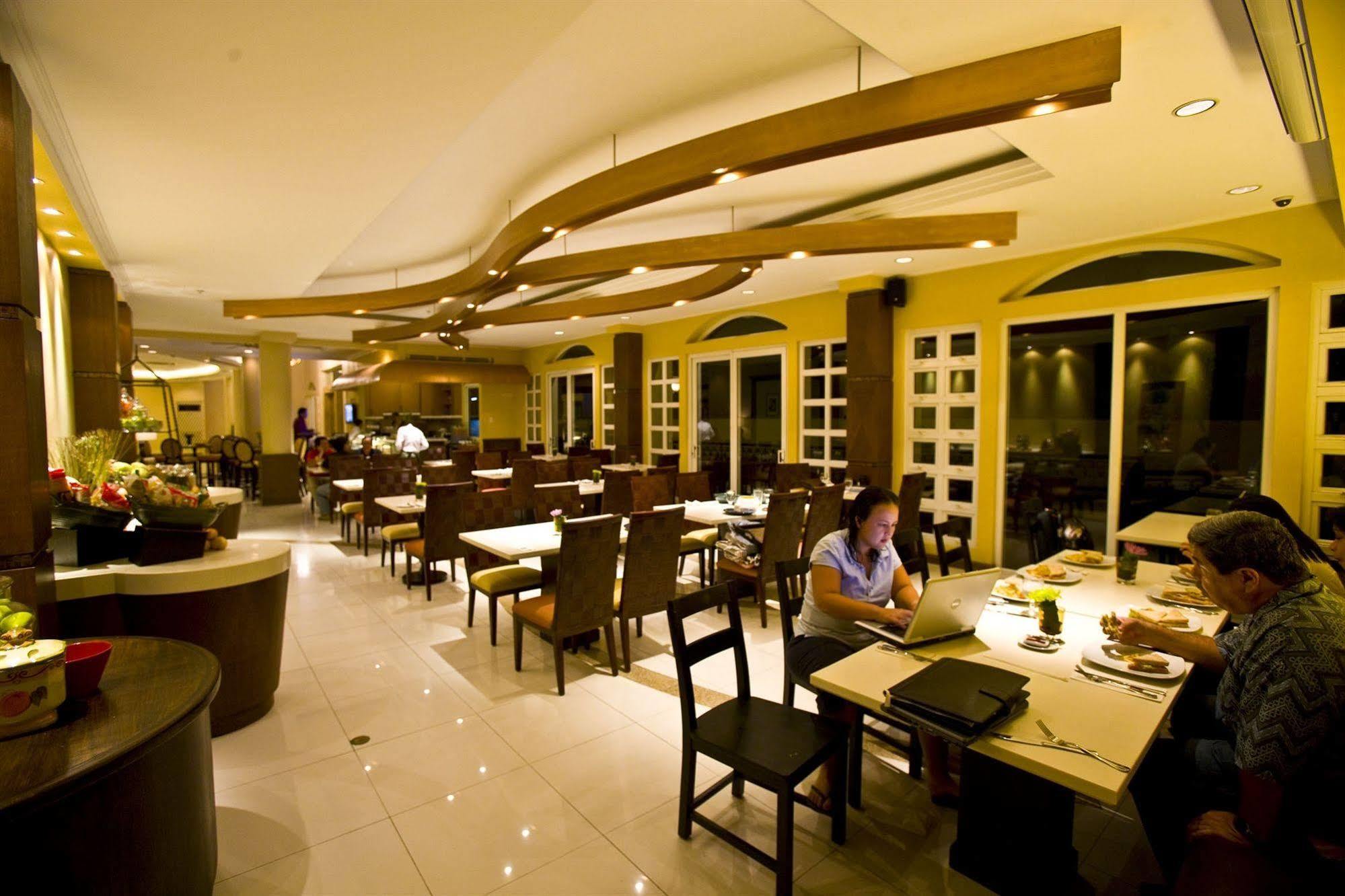 Hotel Venezia Legazpi Luaran gambar